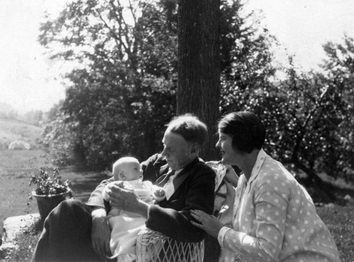 Sinclair Lewis, wife Dorothy Thompson and son Michael Lewis, 1930; Michael was the son of Sinclair Lewis and Dorothy Thompson, born in 1930