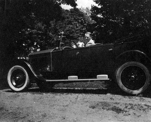 Sinclair Lewis sits in a car, 1920-1929